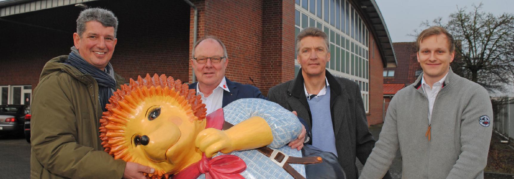 Bürgermeister Hans-Jürgen Detje und Bürgermeister Matthias Herwede der Gemeinde Horneburg tragen den Buxtehuder Igel symbolisch in das neue Werk